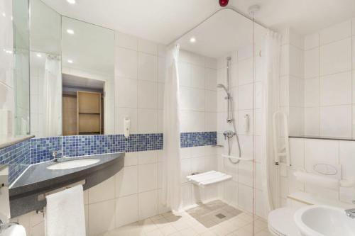 伦敦快捷假日皇家码头酒店酒店的带淋浴、盥洗盆和卫生间的浴室