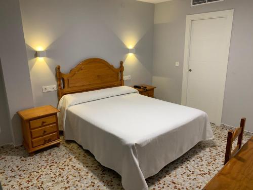 莫特里尔海星酒店的卧室配有白色的床和2个床头柜