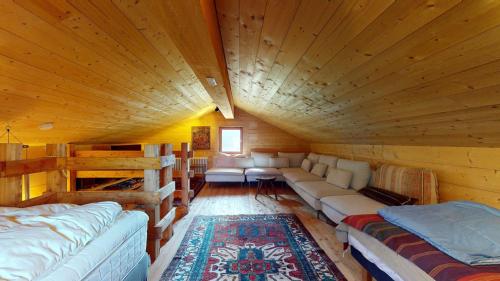 Idyllic chalet in Evolène, with view on the Dent Blanche and the mountains客房内的一张或多张双层床