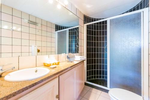 索格La Terrasse的一间带水槽和淋浴的浴室