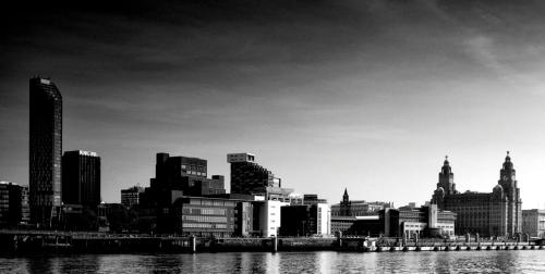 利物浦利物浦皇家钱伯斯酒店的一张黑白相间的城市照片,上面有建筑