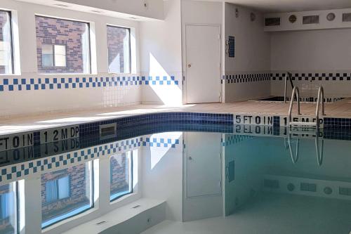 法戈Travelodge by Wyndham Fargo的游泳池,位于带游泳池的建筑内