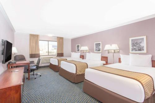 印地欧因迪奥戴斯汽车旅馆的酒店客房设有三张床和一张书桌