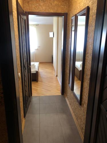 Zimna WodaГалицькі Витребеньки的走廊设有两面镜子,房间设有一张床