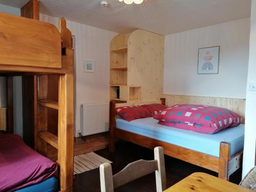 杜林Aille River Tourist Hostel and Camping Doolin的一间卧室设有两张双层床和一张桌子