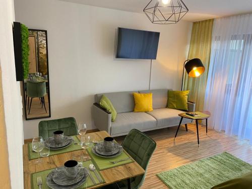 巴登-巴登Wanderlust Apartment Baden-Baden的客厅配有沙发和桌子