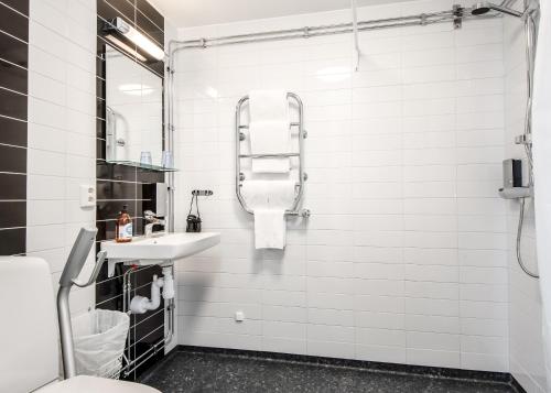 OckelboWij Trädgårdar的白色的浴室设有水槽和镜子