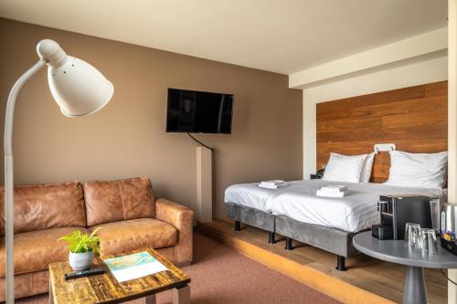杜斯堡杜斯堡赛德酒店的酒店客房,配有床和沙发