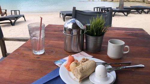 威廉斯塔德库拉索优势公寓酒店的海滩上一张桌子和一盘食物