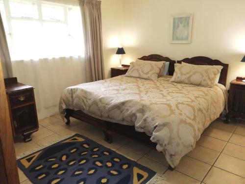 香槟谷Bell Park Self Catering的一间卧室设有一张大床和一个窗户。