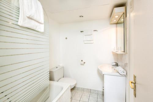 巴黎德文酒店的白色的浴室设有卫生间和水槽。