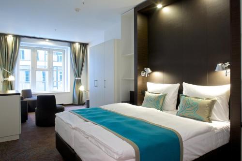 Motel One Prague-Florentinum客房内的一张或多张床位