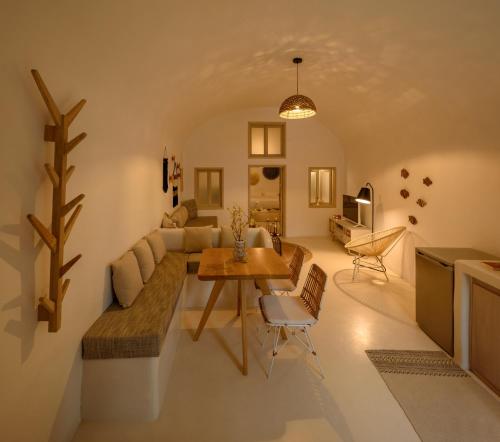 费拉圣托里尼之家别墅的客厅配有沙发和桌子