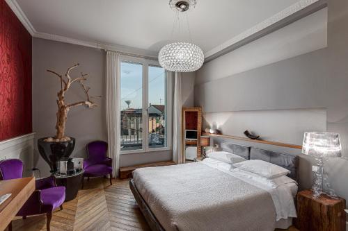 切塞纳蒂科CasaDodici Boutique Hotel的卧室配有一张床和一张桌子及椅子
