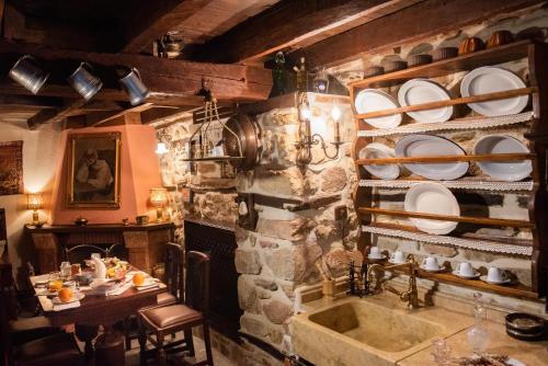 阿尔奈阿Dandy on the hill - Arnaia - Fireplace - Down Town的一个带水槽和石墙的厨房