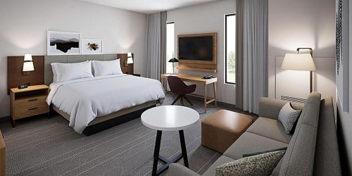 波特兰Staybridge Suites - Portland, an IHG Hotel的配有一张床和一张书桌的酒店客房