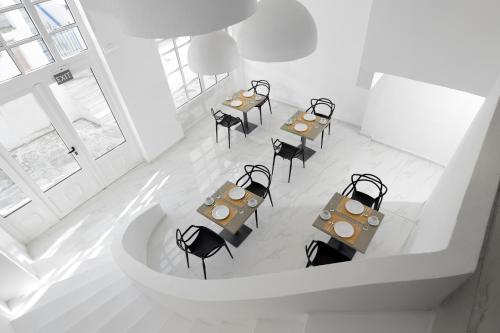 提诺斯Nama Boutique Hotel的享有带桌椅的餐厅的顶部景致