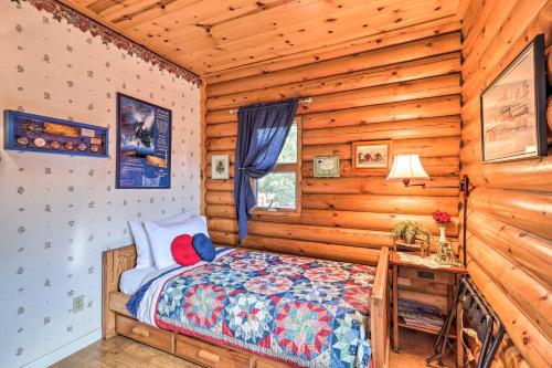 Quaint Williams Cabin Near Grand Canyon客房内的一张或多张床位
