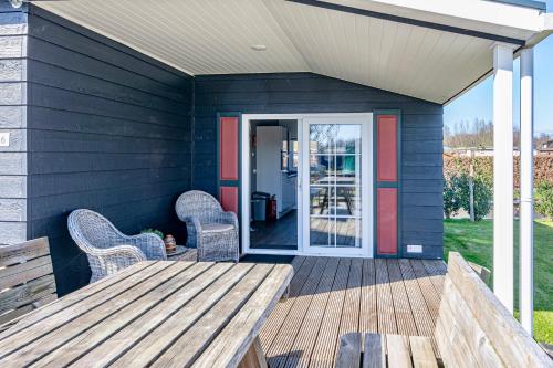 羊角村希特霍伦科恩多蒙度假屋的一个带木桌和椅子的庭院和一扇门