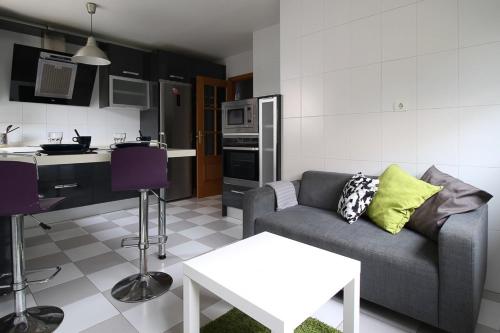 布迪皮拉格斯Apartamentos El Cuco的带沙发的客厅和厨房