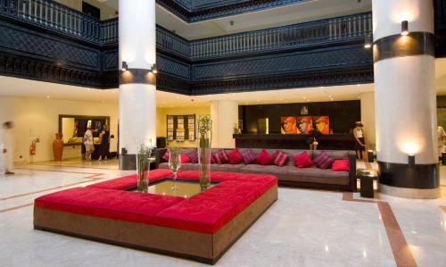 阿加迪尔Royal Decameron Tafoukt Beach Resort & Spa - All Inclusive的中间设有红色沙发的大客厅