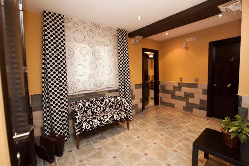 波索阿尔孔埃尔阿尔巴公寓酒店的大厅,在墙上的房间里设有长凳