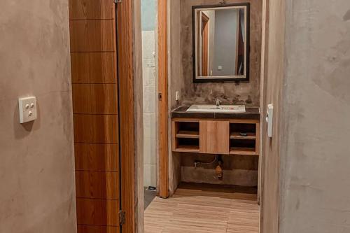 库塔RedDoorz Hostel near Lippo Mall Kuta的一间带水槽和镜子的浴室