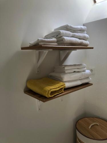 勒帕莱Appartement rénové en duplex à proximité du centre的房间里的架子上放着一捆毛巾