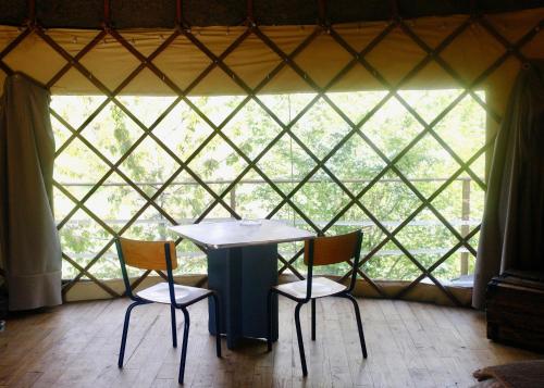 Saint-Urcissele cri de la yourte的圆顶帐篷内的桌椅,设有窗户