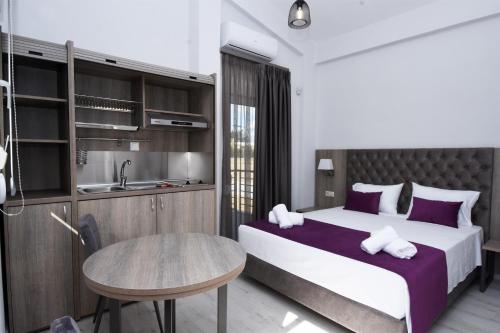 ÓrmosGERANI apartments的一间卧室配有一张床、一张桌子和一个水槽