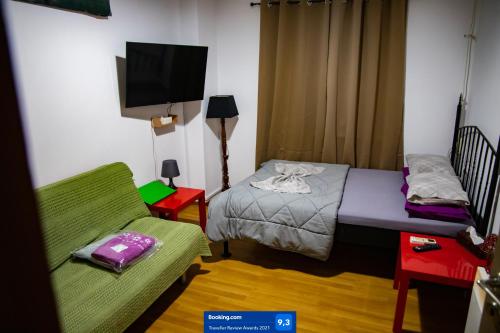 雅典The Zen Apartment Athens的小房间设有床和沙发