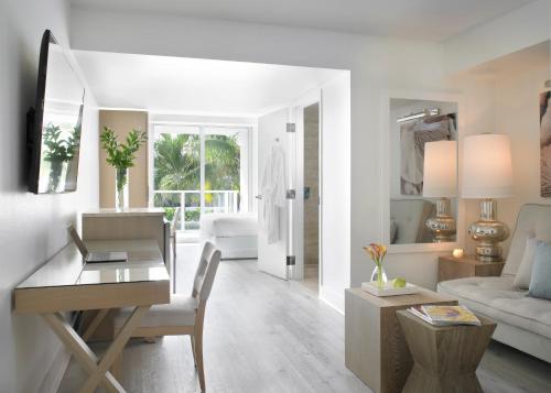 迈阿密海滩冲浪道西海滩格兰德酒店的白色的客厅配有书桌和沙发