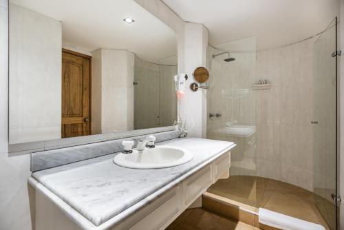 波哥大艾济纳波哥达酒店的白色的浴室设有水槽和镜子
