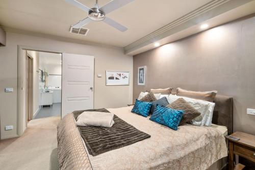 曼斯菲尔德About Time Retreats- Studio Seven的一间卧室配有一张带蓝色枕头的大床