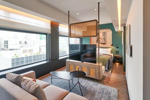 香港the Arca的带沙发、电视和床的客厅