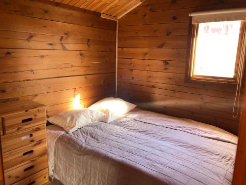UndenäsThree Rooms stuga i stugby near National Park的小木屋内一间卧室,配有一张床