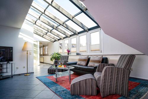 希尔登城市公园酒店的带沙发和玻璃天花板的客厅