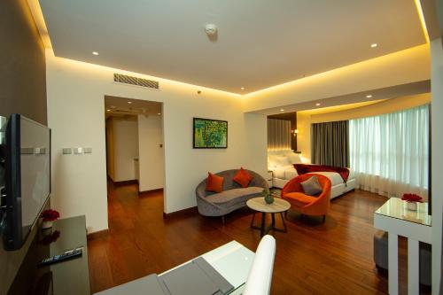 迪拜第一城堡套房酒店的带沙发和椅子的客厅以及客厅。