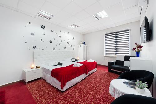 威利兹卡Apartament Solny Wieliczka Centrum 5的一间卧室配有一张床,铺有红色地毯
