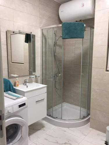 圣保罗湾城Bugibba Sunrise View Modern Apartment的一间带玻璃淋浴和水槽的浴室