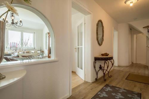 腓特烈港Haus See- und Säntisblick Og的一间位于客房内的带镜子和水槽的浴室