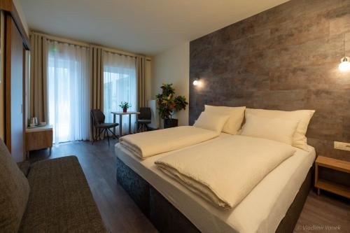 波切尼斯Apartmány I - KAfe Bojnice的一间卧室设有一张带砖墙的大床