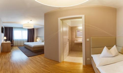 费尔德巴赫费勒博格斯图贝酒店的酒店客房,设有两张床和镜子