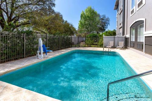 坦帕La Quinta by Wyndham Tampa Bay Area-Tampa South的一座房子后院的游泳池