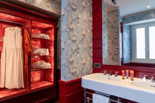 诺托Q92 Noto Hotel的浴室设有两个水槽和红色的墙壁