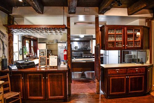 GoshenBrook Road Inn的一个带木制橱柜和台面的大厨房