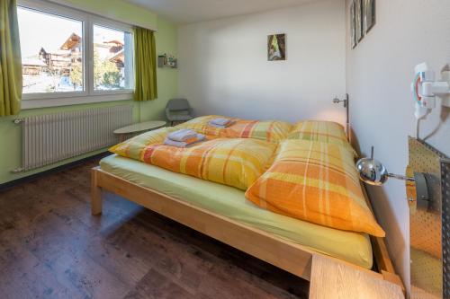 格雷兴apartment EGGERI - das sportliche的卧室配有一张床