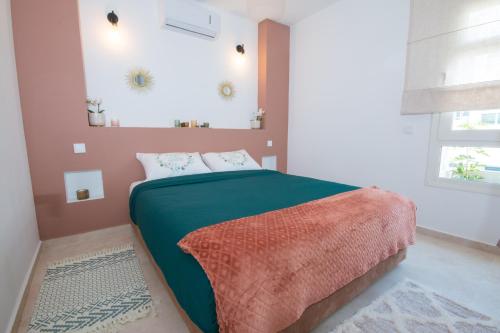 拉巴特My Cosy Place Rabat - RABAT AGDAL GARE TGV ARRIBAT Center的一间卧室配有一张带绿毯的床