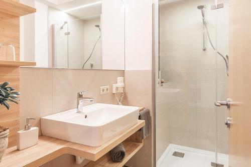 瓦尔奥纳的圣乔凡尼Apartments Silva Klausberg的一间带水槽和淋浴的浴室