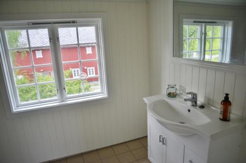 斯泰恩谢尔Yttervik gard的白色浴室设有水槽和2扇窗户
